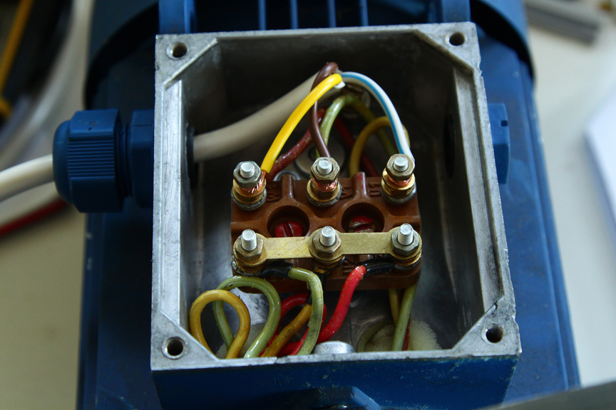 Generador de bricolaje a partir de un motor eléctrico asíncrono.